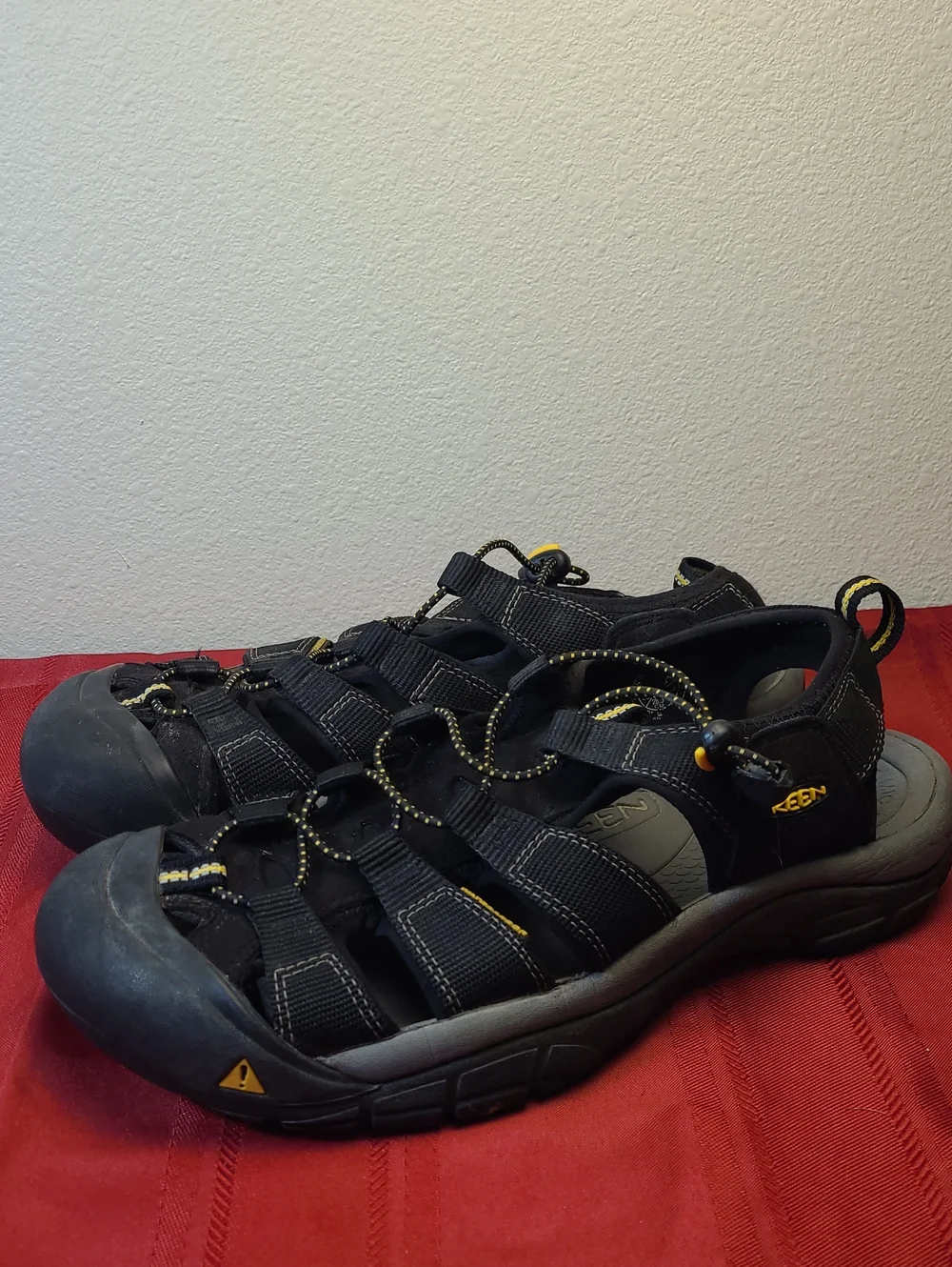 Keen Newport H2 Men’s Black and Yellow Closed-Toe Hiking Sandals Size 10.5
